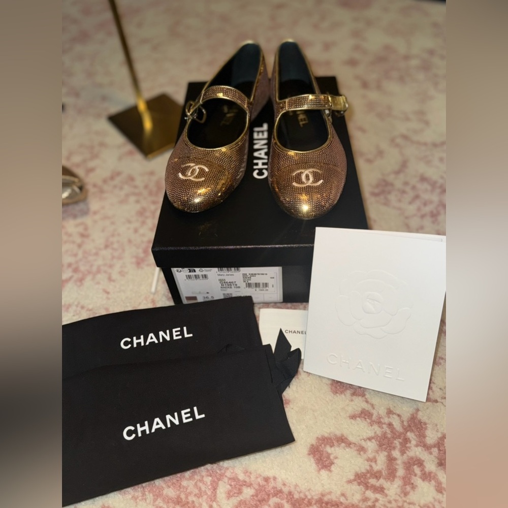Chanel Gold Women's Shoes

Chanel Gold Mary Jane Flats 36.5 RARE!! 25S BNIB - Picture 2 of 6